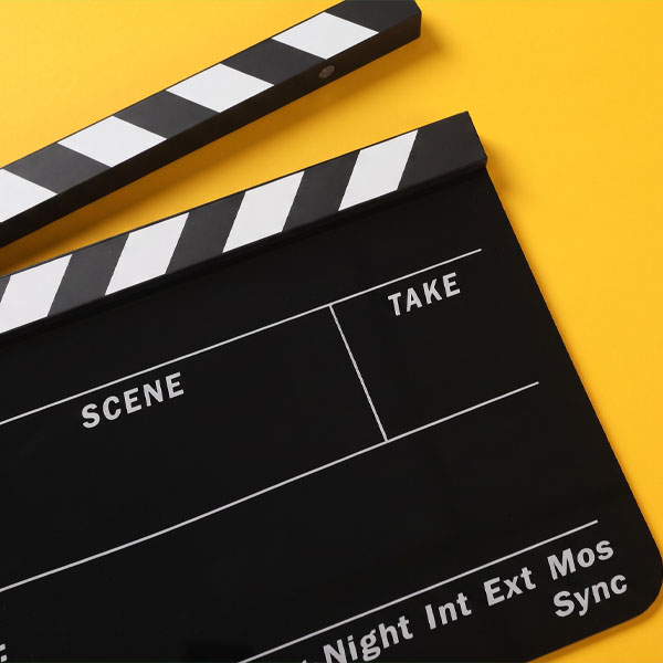 Clap de cinéma symbolisant un plateau de tournage vidéo professionnel à Montréal pour production vidéo, contenu corporatif et studio numérique