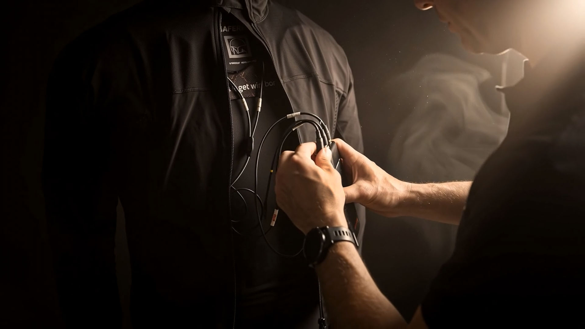Technicien connectant les capteurs Xsens à l’émetteur sans fil pour une session MOCAP en temps réel.